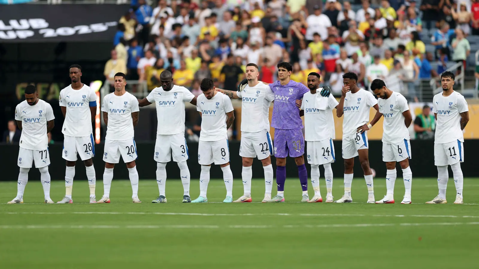 بكاء نجمَيْ الهلال خلال دقيقة صمت على وفاة جوتا قبل مباراة فلوميننسي