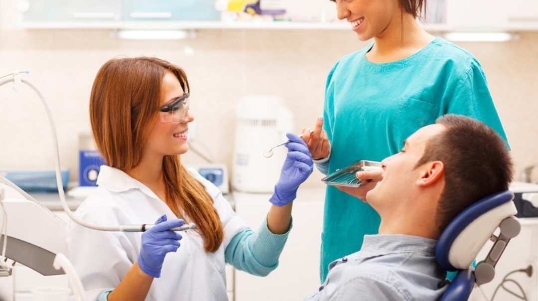 مطلوب طبيبة اسنان للعمل بمركز اسنان