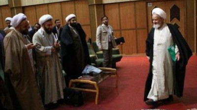 رجل دين : كثرة المظاهرات تدفع "المهدي" للخروج