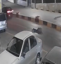 بالفيديو ..  سائق دراجة نارية يدهس شاب في إربد