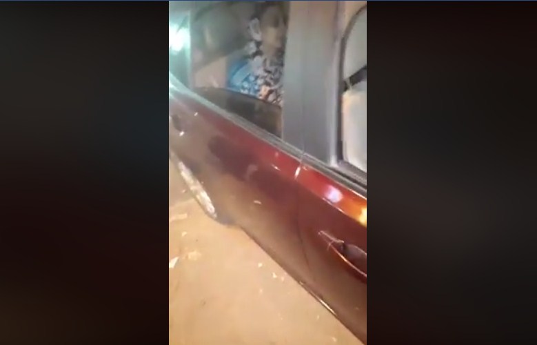 فيديو مؤثر  ..  شاب يضع والدته المصرية العجوز باحدى سيارات اوبر ليلقيها في الشارع 