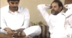 بالفيديو ..  شاهد ما فعله سعودي قام ابنه بالتدخين أمامه