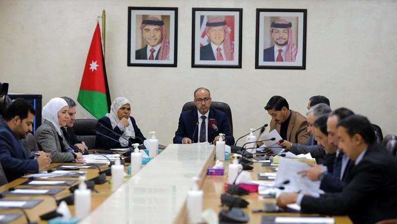 موظف تقاضى 40 ألف دينار مكافآت ..  وهذا ما أوصت به مالية النواب