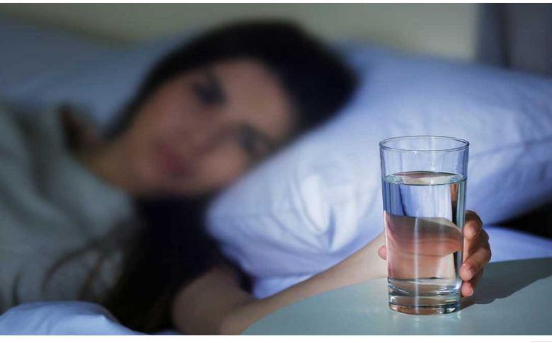 حذر من وضع كوب ماء بجانب فراشك عند النوم   