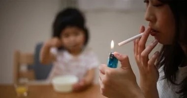كيف يؤدي التدخين إلى تلف العين؟