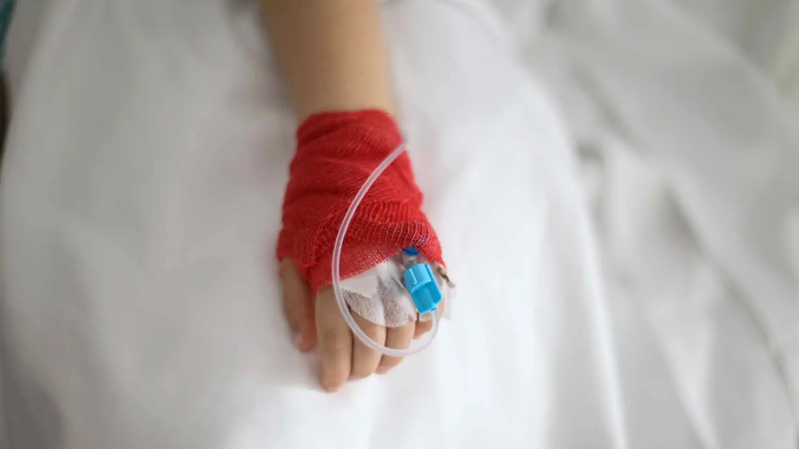 حلقت شعره وحاجبيه ..  السجن لأم زيّفت إصابة ابنها بالسرطان  