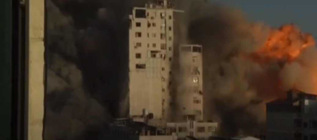 انهيار برج الشروق في غزة بعد قصفه بـ ٤ صواريخ صهيونية  ..  فيديو 