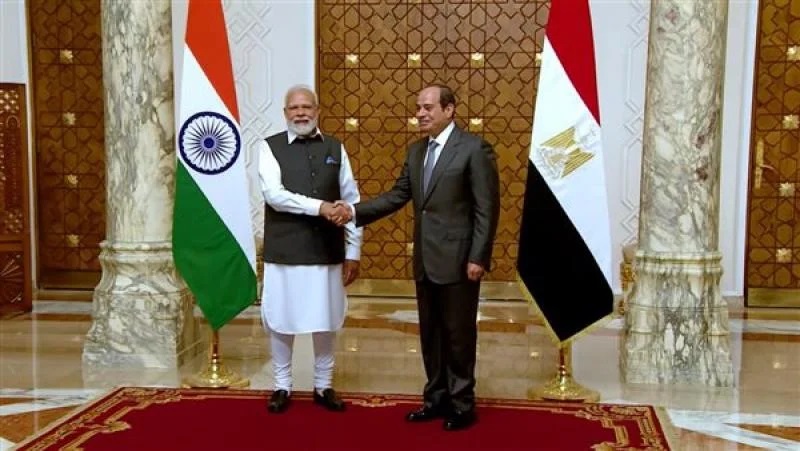 السيسي يهدي رئيس وزراء الهند قلادة النيل