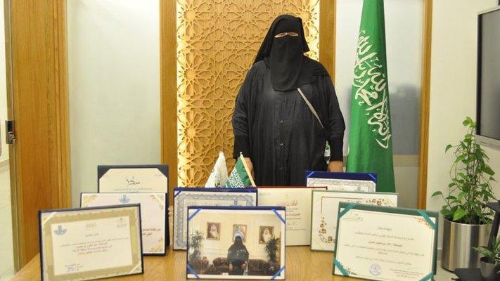 سعودية تحصد تكريمات لإبلاغها عن مخالفي إجراءات كورونا