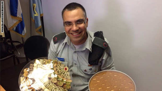 ضجة بعد نشر المتحدث باسم الجيش الصهيوني بصورة مائدة طعام عربية (صورة)