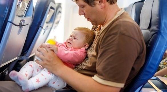 نصائح لإسكات بكاء طفلك على متن الطائرة 