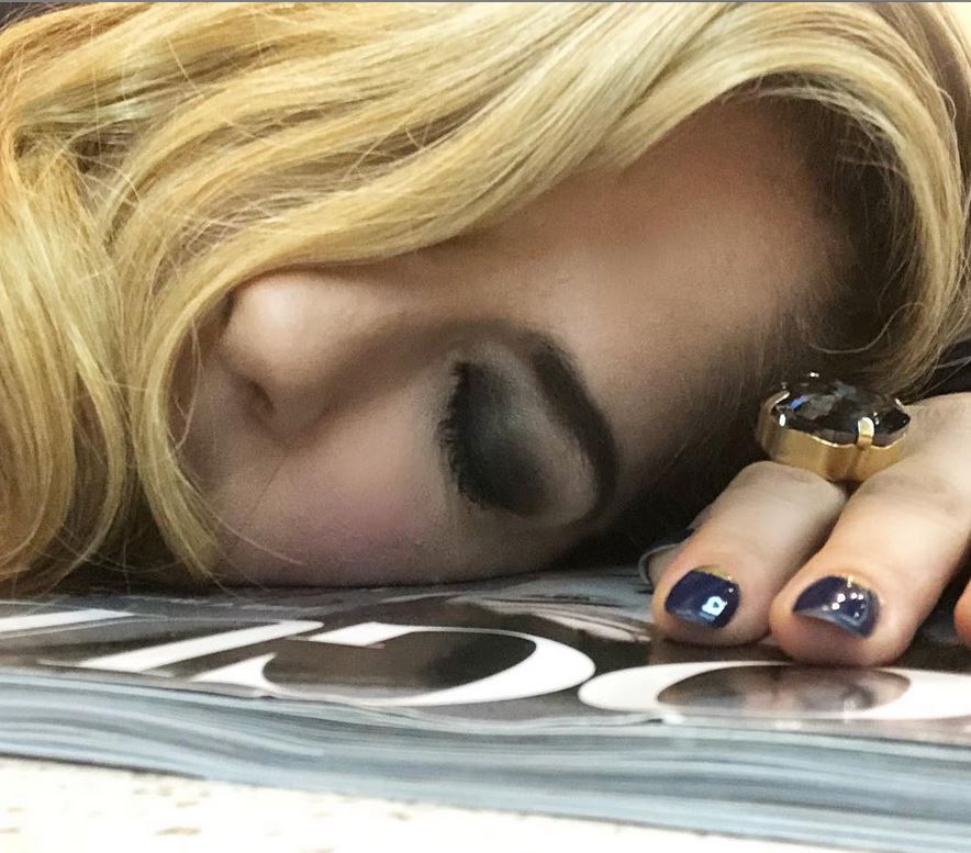 ممثلة شهيرة تصدم الجميع بعجزها عن الحركة وبطريقة تطبيقها للمكياج 