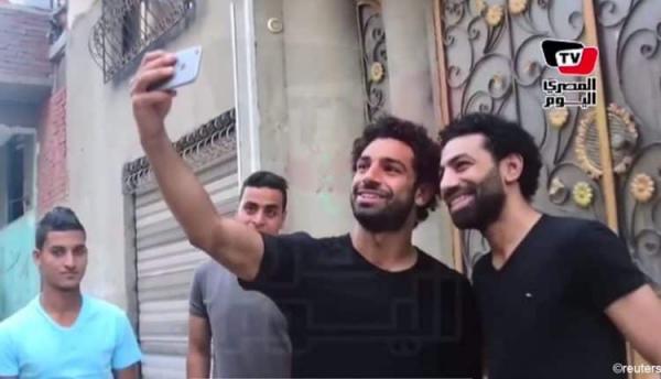 بالفيديو: شبيه محمد صلاح يظهر في مصر