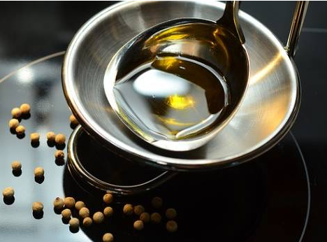 اكتشف هل زيت الزيتون يزيد الوزن حقاً وما علاقته بالكوليسترول والصحة العامة