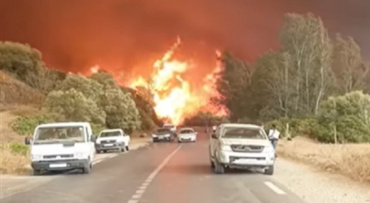 بالفيديو  ..  اندلاع حرائق ضخمة في مدينة تيزي وزو الجزائرية 