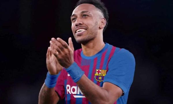 تشافي يعلن تشكيل برشلونة لمواجهة نابولي