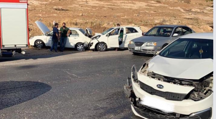 بالصور  ..  حادث تصادم بين 7 مركبات في شارع الأردن 
