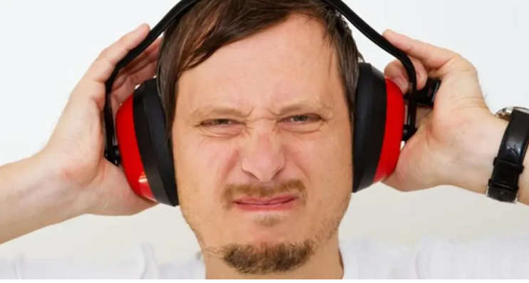 دراسة مهمة للشباب مستخدمي سماعات الأذن