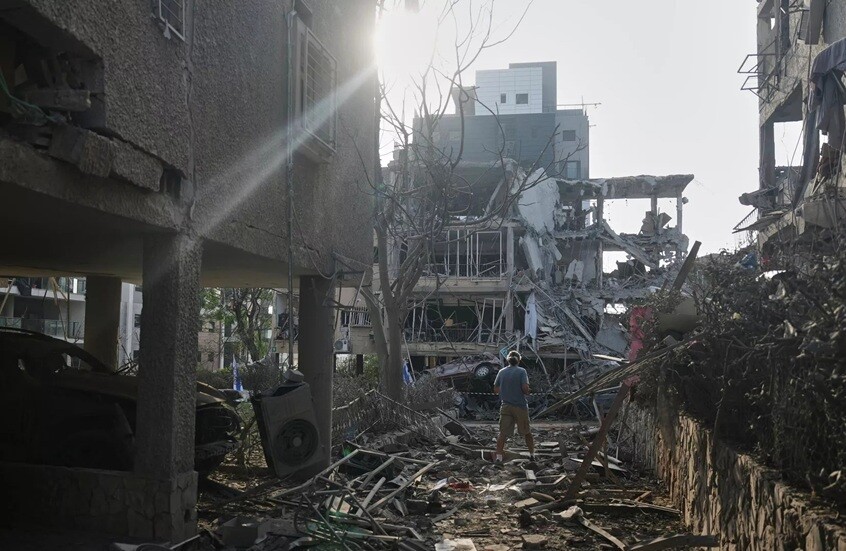 إعلام عبري: سقوط شظايا قرب موقع حساس وسط "إسرائيل"