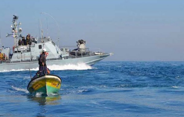 الزوارق البحرية الإسرائيلية تهاجم مراكب الصيادين في بحر شمال قطاع غزة