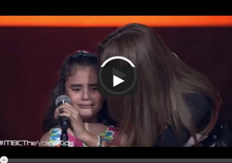 بالفيديو  ..  طفلة سورية ابكت العالم بدموعها البريئة في "ذا فويس كيدز" 