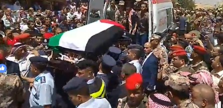 بالفيديو والصور: بدء مراسم تشييع جثمان الشهيد الطيار احمد الخوالدة