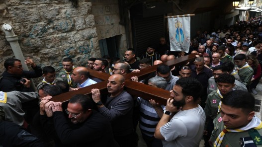 جمعة حزينة للمسلمين والمسيحيين في القدس على وقع حرب غزة