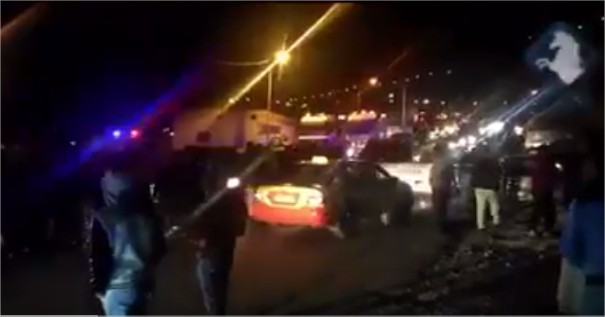 بالفيديو :اصحاب وسائقي شاحنات معتصمين يغلقون مسرب حيوي على مدخل مدينة الطفيلة 