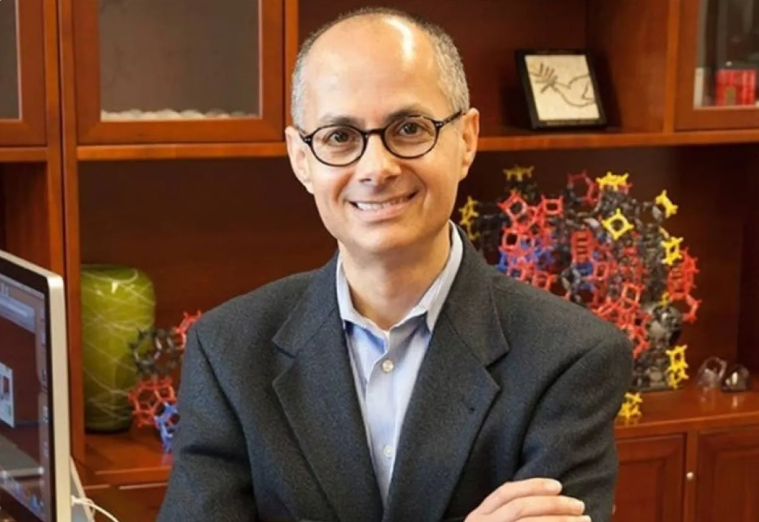 الاردني الحائز على نوبل يبتكر تقنية لاستخلاص المياه من الهواء الجاف