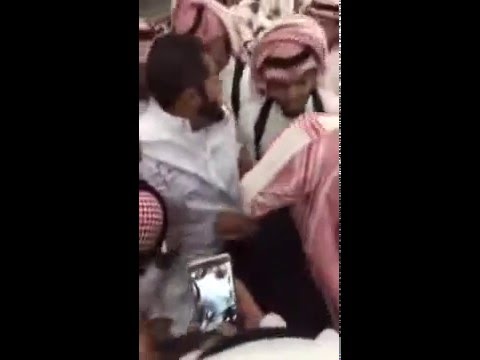 شاهد ماذا فعلوا اصدقاء العريس في زفافه لتهنئته ! .. فيديو