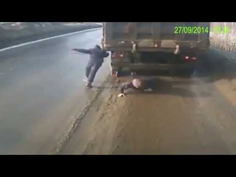 بالفيديو ..  نجاة شخصين من الدهس كانا يصلحان شاحنة