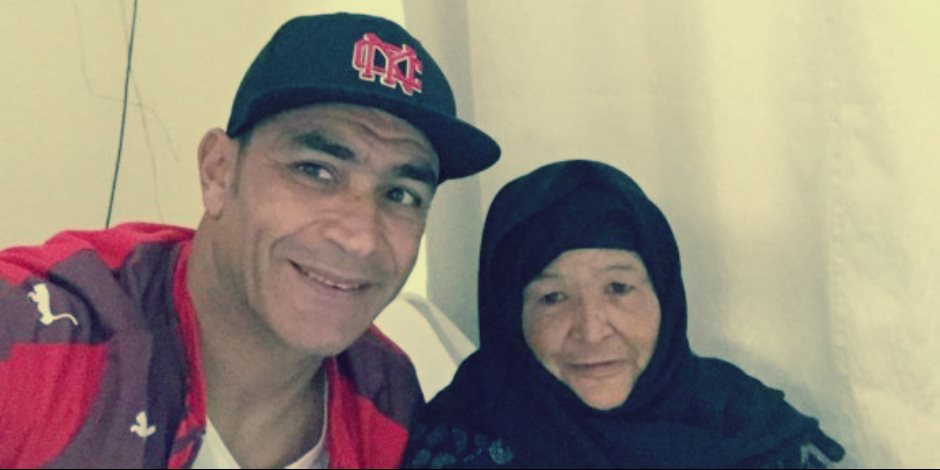 بالفيديو ..  شاهد ماذا قالت والدة عصام الحضري عنه
