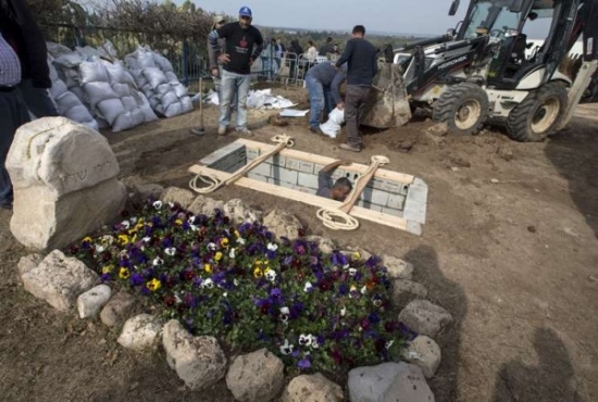 تهمة (اغتصاب القبر) تلاحق شارون بعد دفنه في صحراء النقب