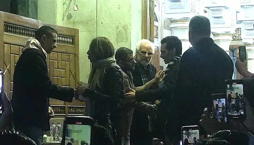 أحمد الفيشاوي يعتدي على مصور في عزاء والدته