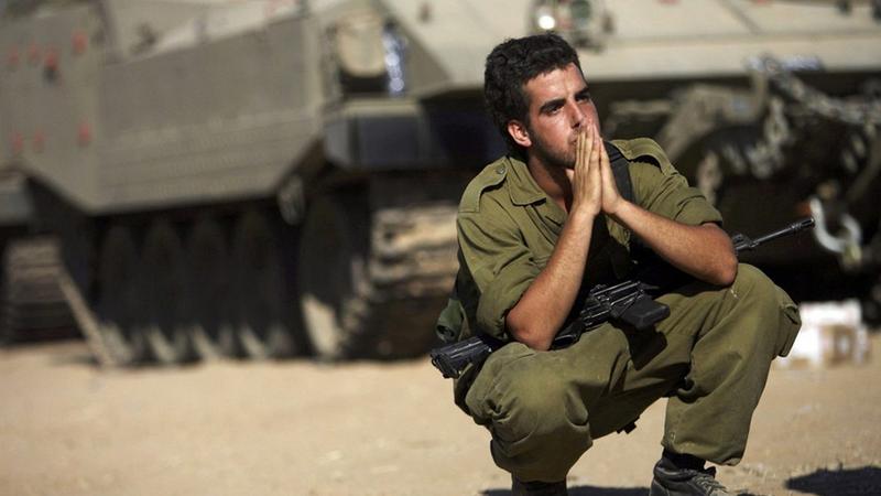 الإعلام العبري: جندي ينهي حياته برصاصة في رأسه بعد رفضه التقدم إلى داخل قطاع غزة 