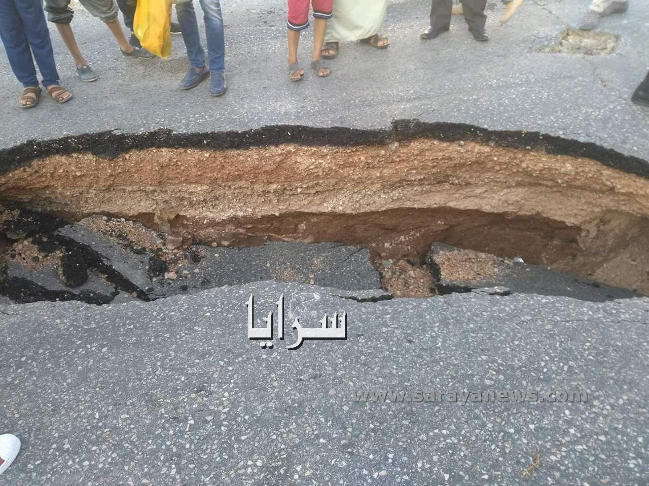 انهيار شارع رئيسي في اربد بسبب تسرب مياه من ماسورة  .. صور