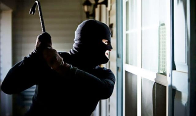 3 لصوص على دراجة نارية يتطايرون بعد عملية سطو مسلح