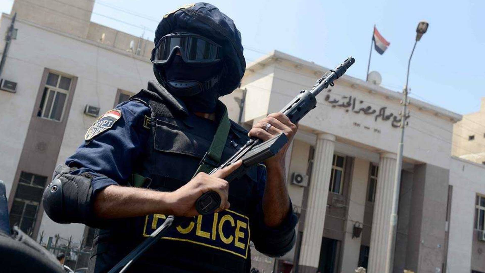 "مريض نفسي" يقتل ويصيب 13 مواطنا بأسيوط والشرطة تصفيه بعد مواجهة مسلحة