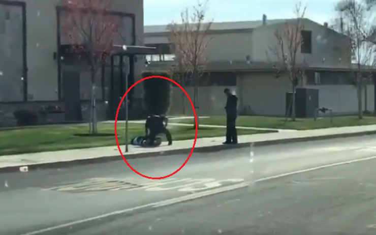 بالفيديو : ضابط شرطة يلاحق مختلاً عقلياً ويقتله في الشارع!