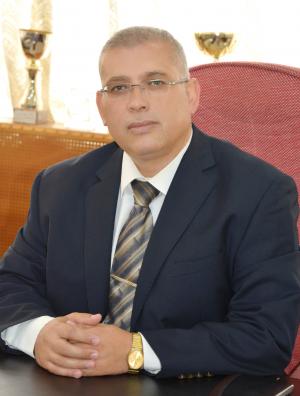 لا تنتقد مشي الجمل وأنت حاشي