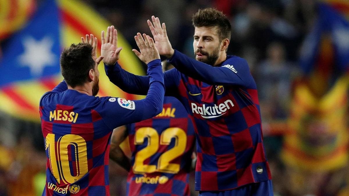 قبل الكلاسيكو ..  بيكيه يقف مع ميسي ضد إدارة برشلونة وكومان يوضح حقيقة مشاكل غريزمان