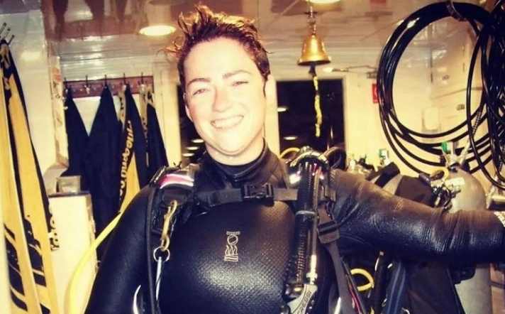 بريطانية تعثر على هاتف آيفون يعمل في قاع البحر