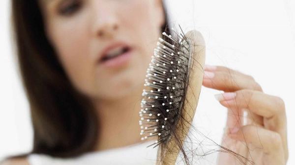 عادات غذائية قد تسبب تساقط الشعر وهشاشة الأظافر