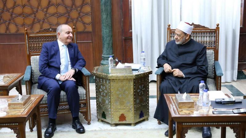 شيخ الأزهر يثمن جهود الملك في خدمة القضايا العربية والإسلامية