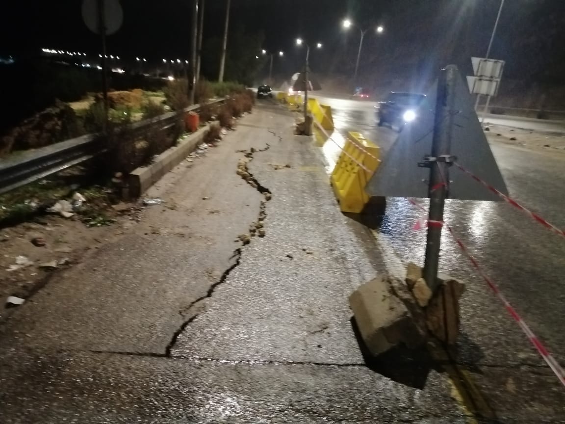 بالصور  ..  انهيار جزئي على طريق عمّان جرش