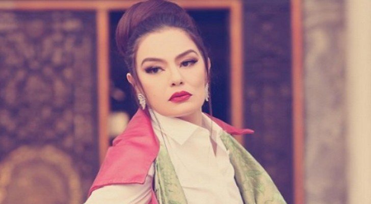 في عيد ميلادها ..  صورة نادرة لـ شريهان ترقص على طاولة أم كلثوم