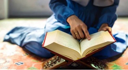 أصلي وأقرأ القرآن أمام الجميع ويتهمونني بالرياء، فما توجيهكم؟