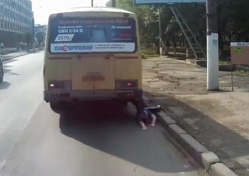 فيديو: سائق يغلق باب الحافلة على قدم راكب أثناء نزوله ثم يسير دون أن ينتبه