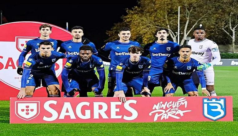 أغرب مباراة  ..  بدأها فريق بـ9 لاعبين وانتهت بعد شوط واحد