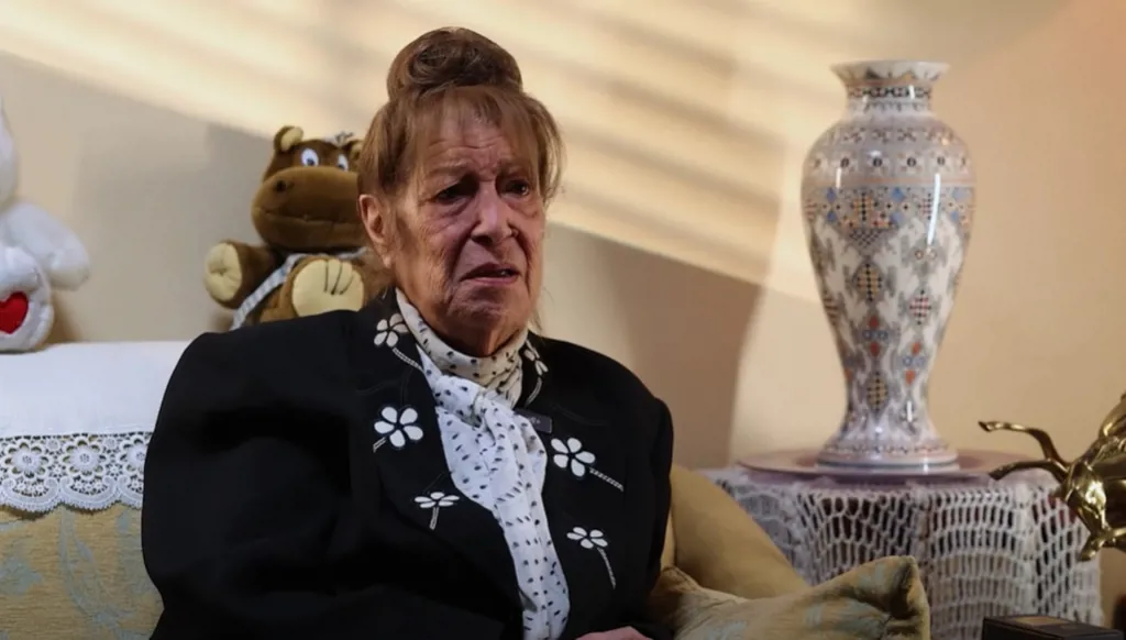 بمساعدة "عقب سيجارة" ..  القبض على لص سرق مبالغ طائلة من منزل الفنانة منى واصف